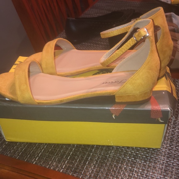NWB forever yellow strap sandal in suede size 10 - Picture 8 of 14